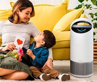 Mãe e filho com purificador de ar em casa