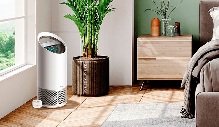 Purificador de ar moderno em sala com planta e móveis neutros