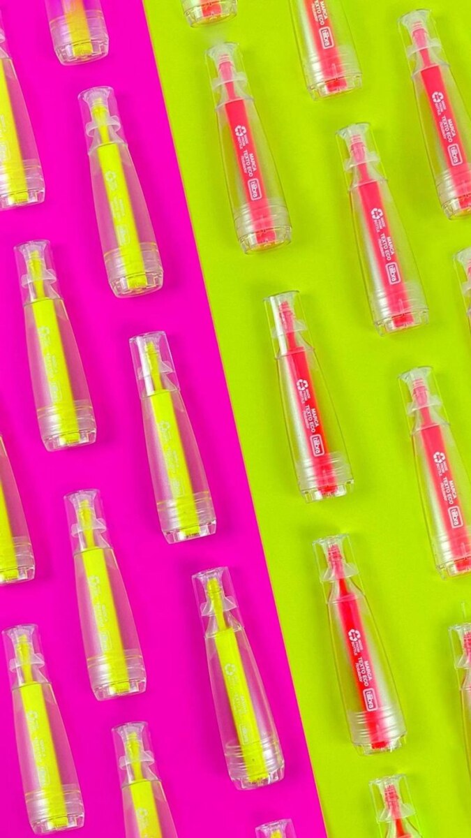 Marca-texto Neon Tilibra Eco Rosa e Amarelo disposta em fundo de papel neon