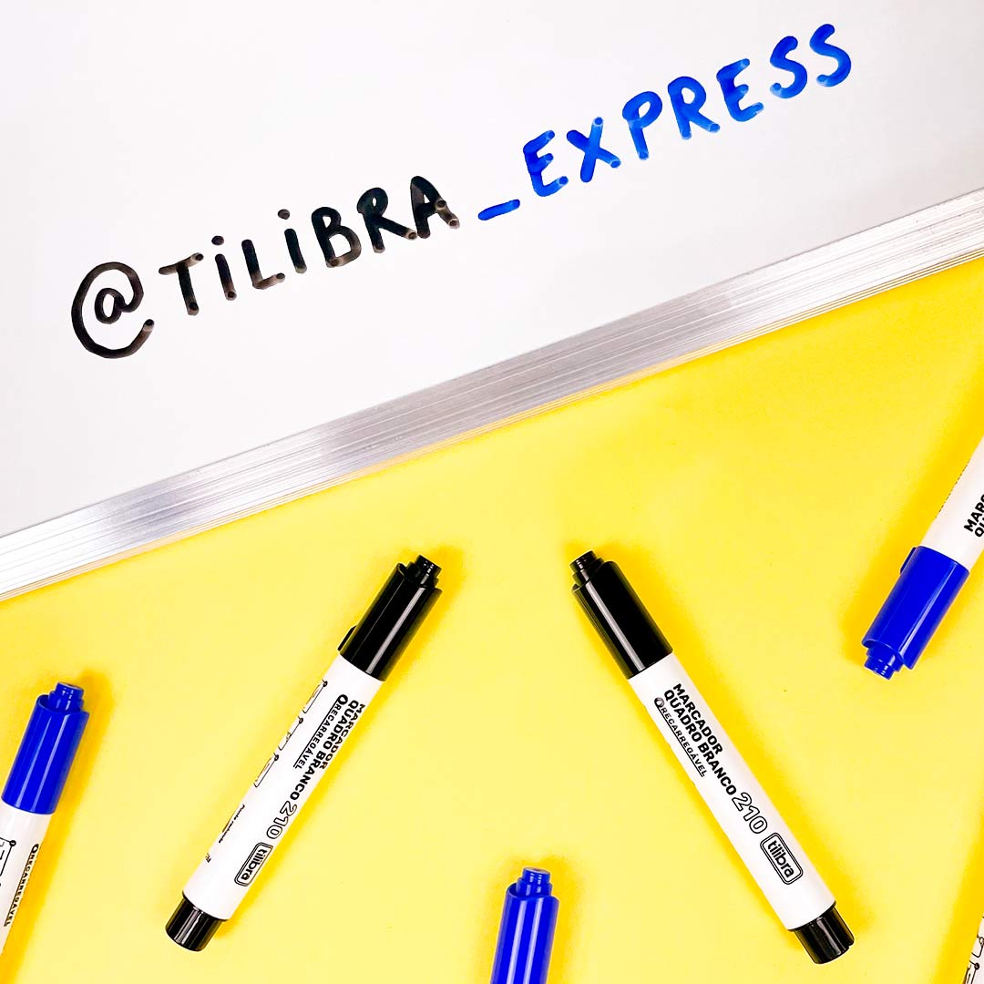 Quadro branco com escrita de usuário no Instagram ao lado de canetas para lousa