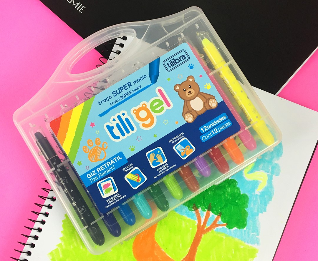 Caixa de giz retrátil colorido com tema de urso e desenho infantil.