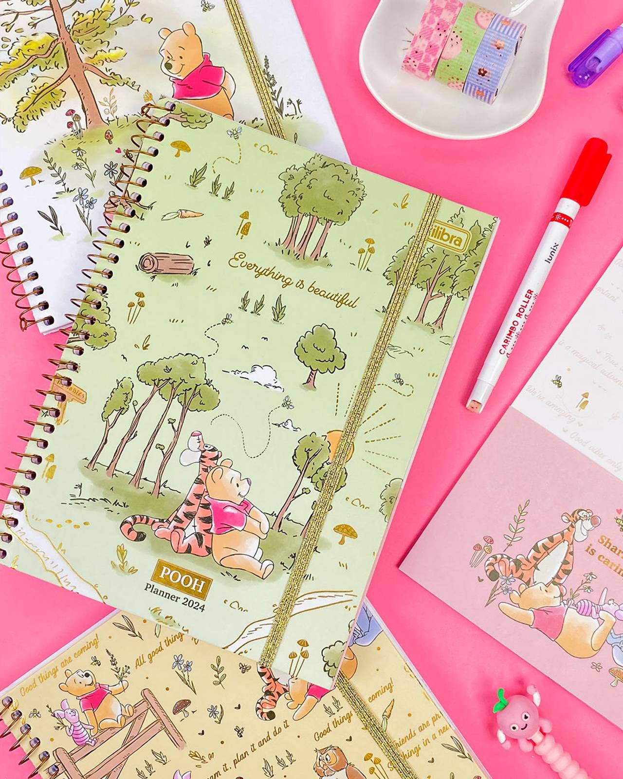 Planner 2024 do Pooh com desenhos e acessórios em rosa.
