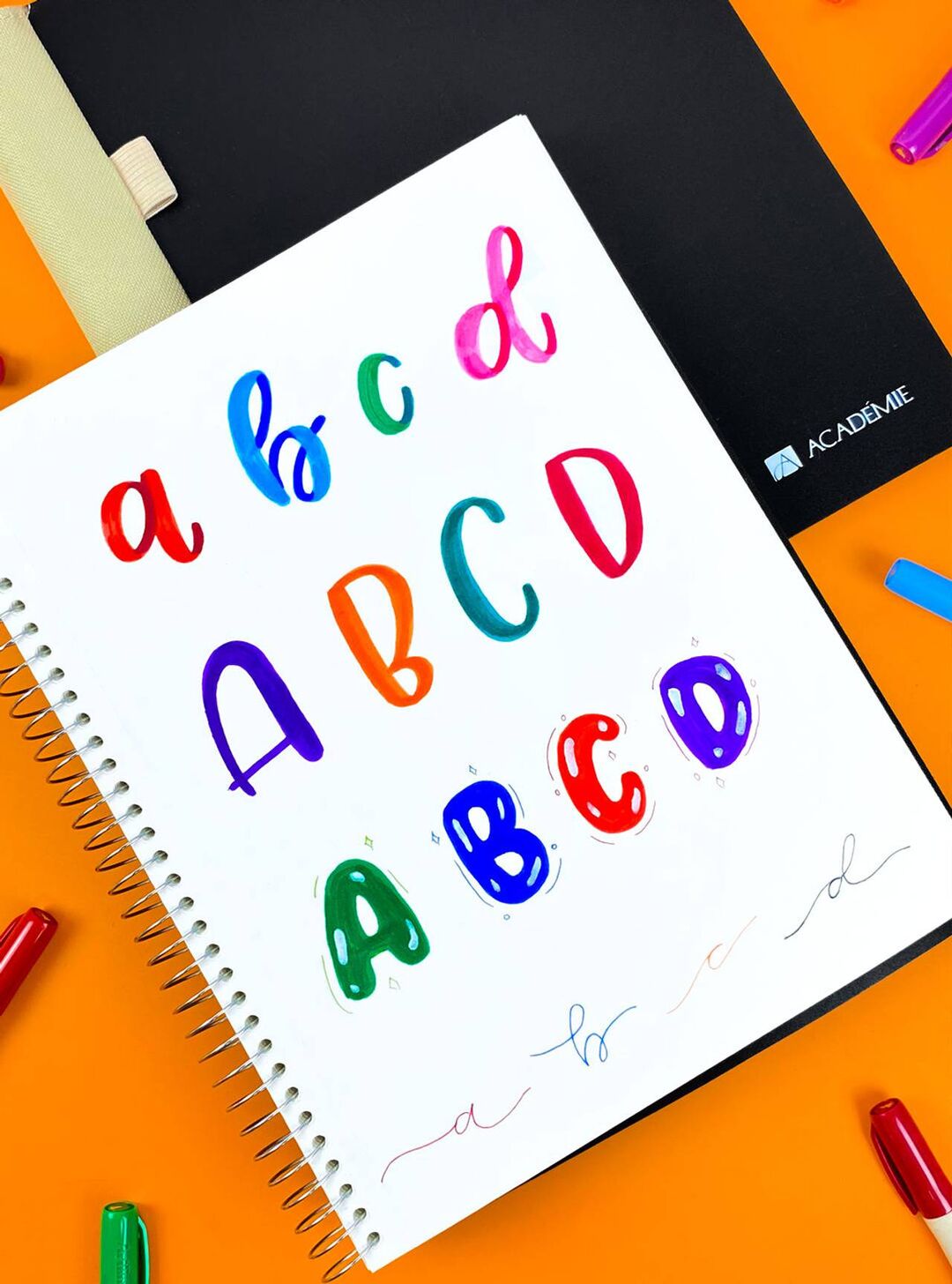 Prática de caligrafia com letras coloridas e vibrantes