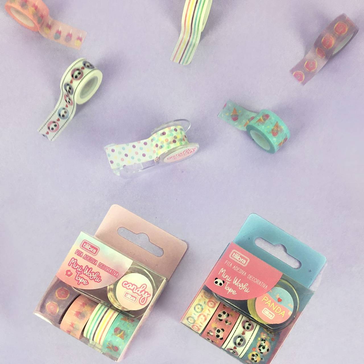 Fitas adesivas decoradas Washi Tape dispostas num fundo lilás