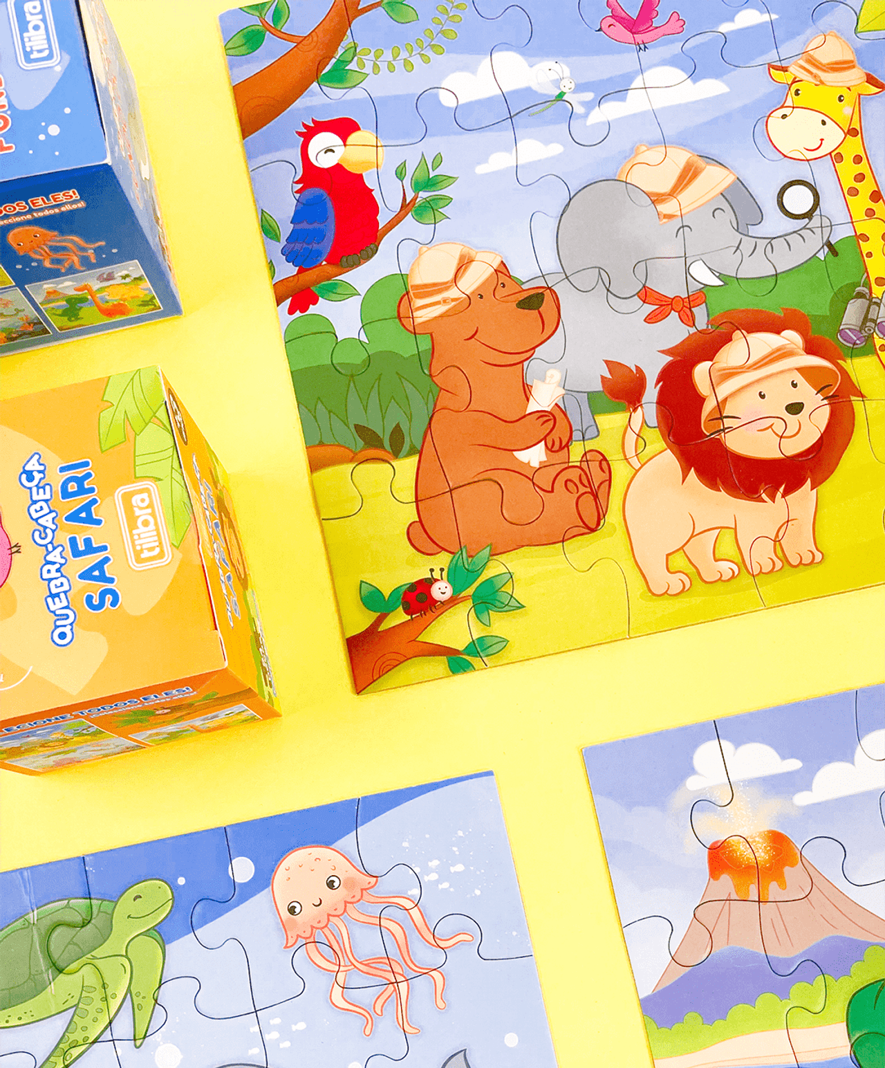  quebra-cabeça colorido com temas de animais selvagens como leão, elefante, girafa e outros, montadas sobre uma superfície amarel