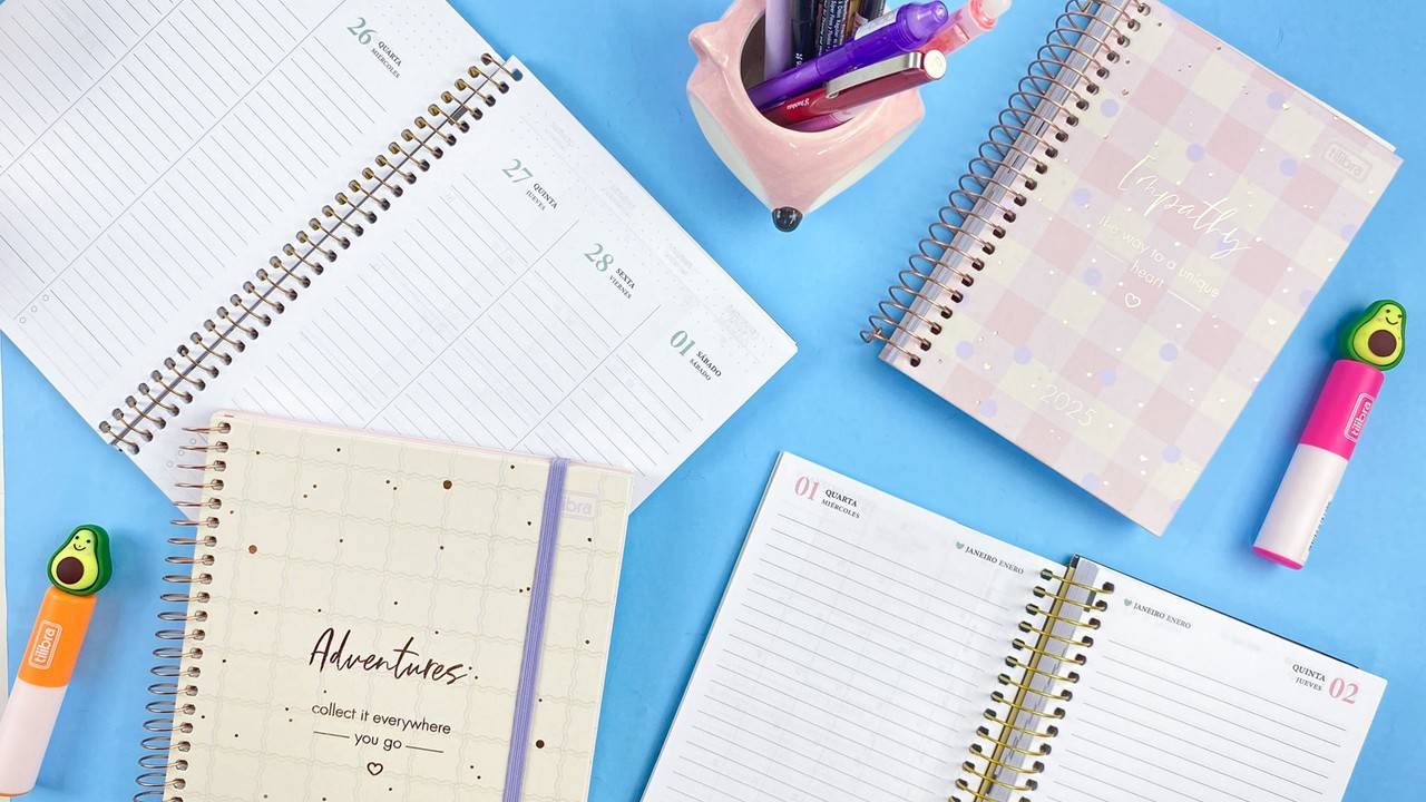 Varios Planners em cima de uma mesa azul