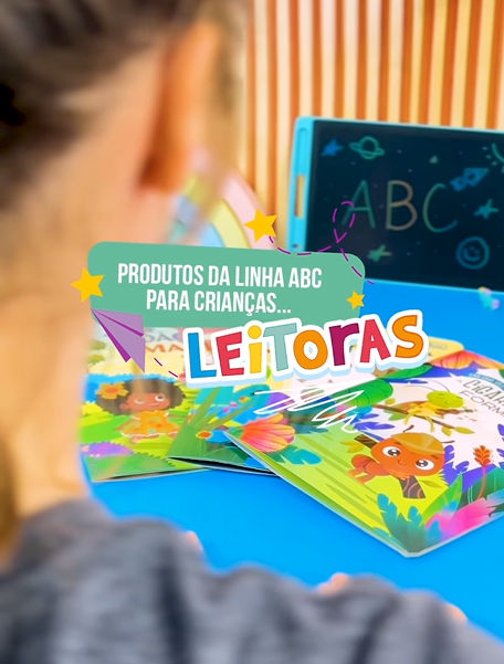 menina de cabelo preso olhando para 3 tipos de livros infantis