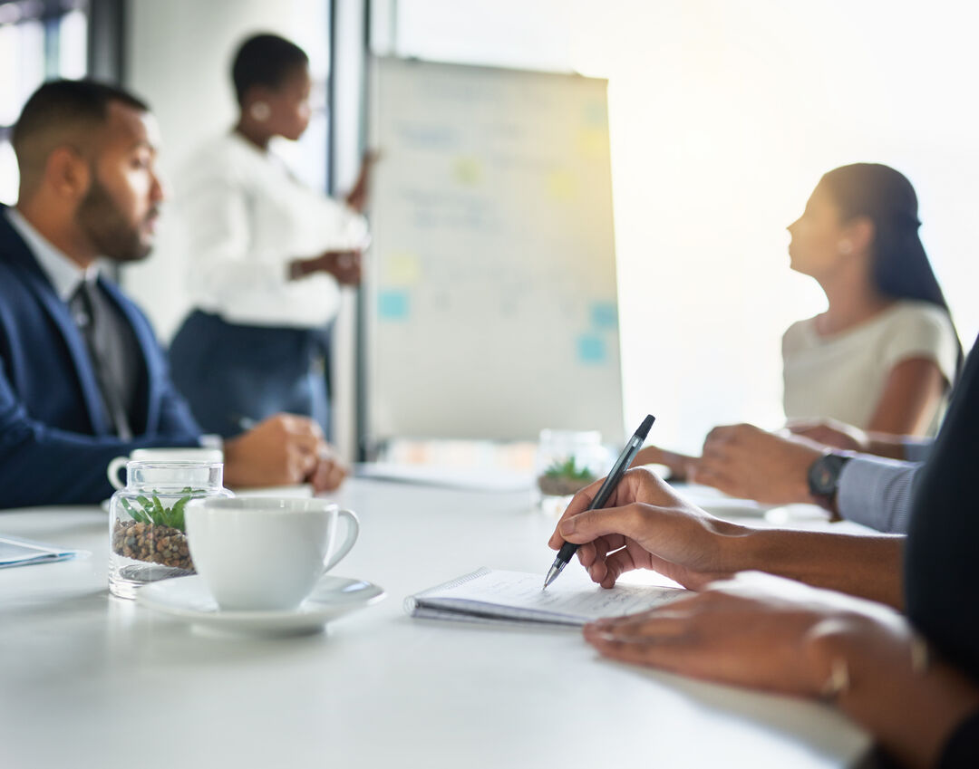 Reunião de negócios com apresentação em quadro