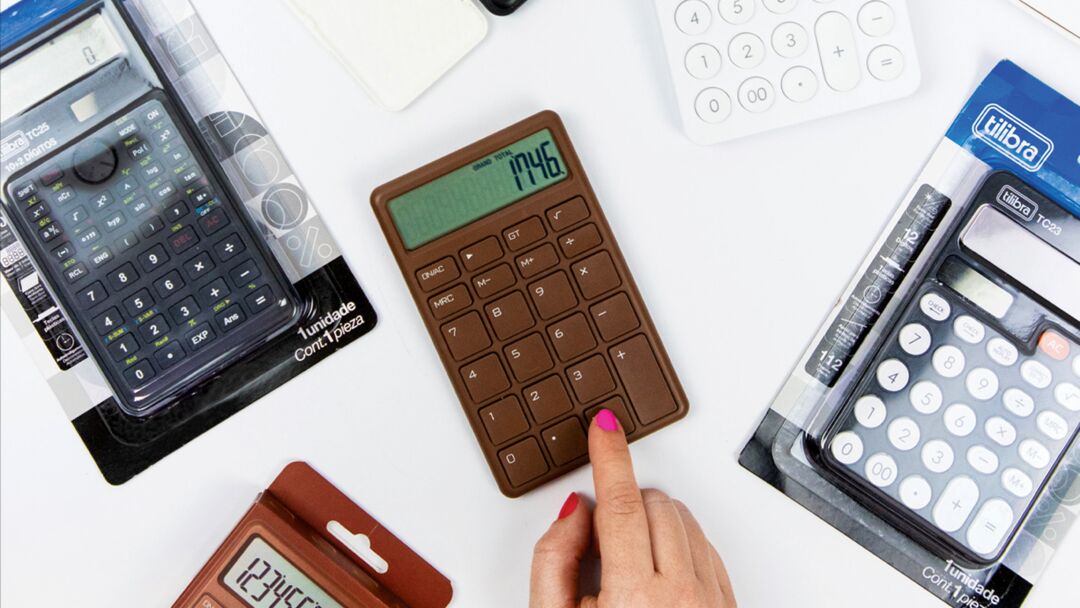 Diversas calculadoras sobre fundo claro