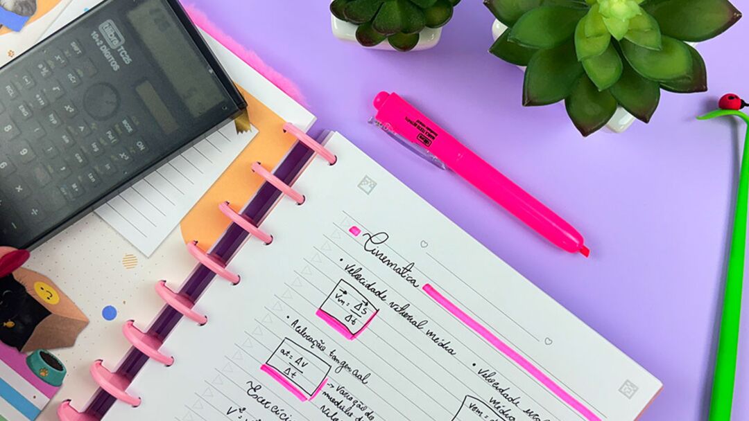 Material de estudo com caderno, caneta e calculadora.
