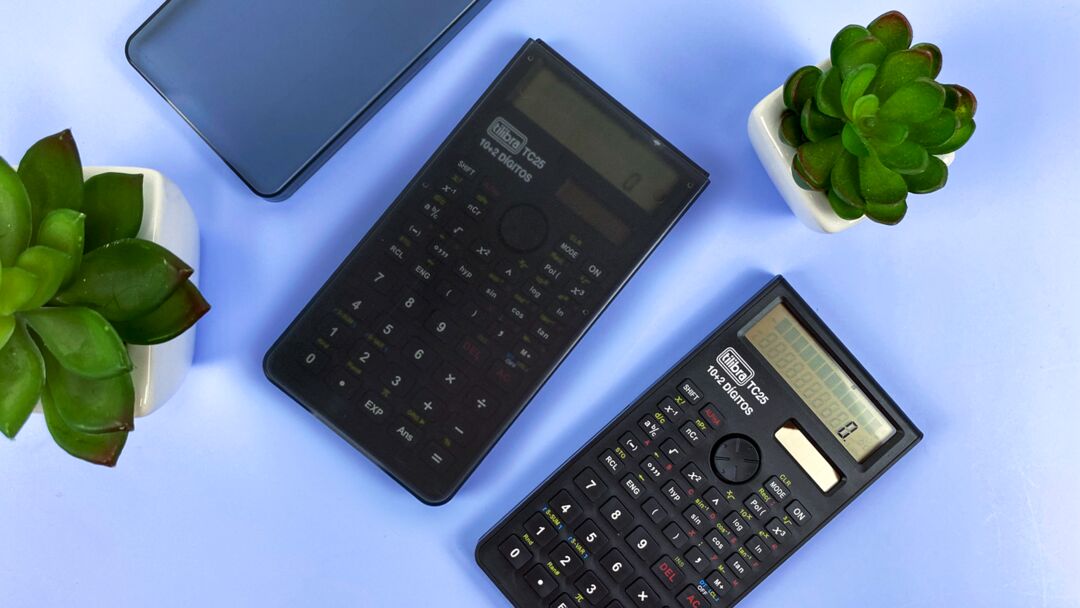Calculadoras sobre mesa com suculentas decorativas