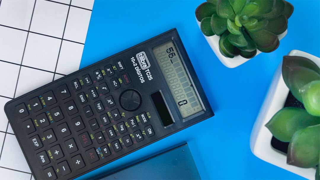 Calculadora sobre mesa azul com suculentas