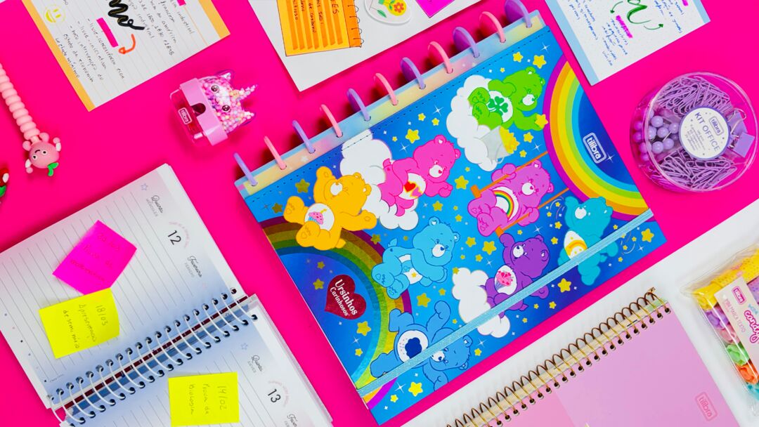 Materiais de papelaria coloridos com Urso Carinhoso