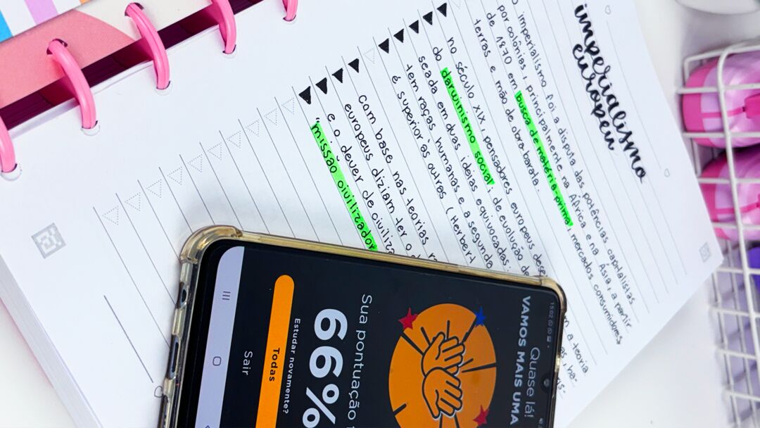 Caderno com lista de tarefas e celular mostrando pontuação.
