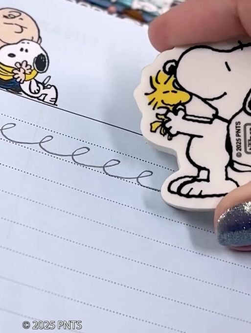 Snoopy segurando um coração em caderno de notas