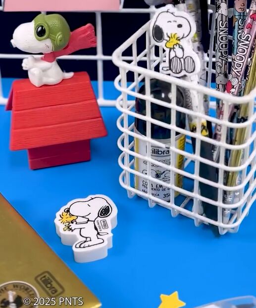 Estante com itens do Snoopy e acessórios de escritório