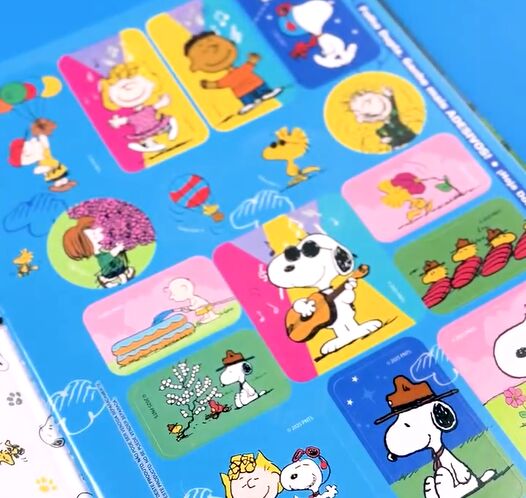 Adesivos coloridos dos personagens de Snoopy