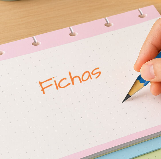 Pessoa escrevendo 'Fichas' em um bloco de notas.