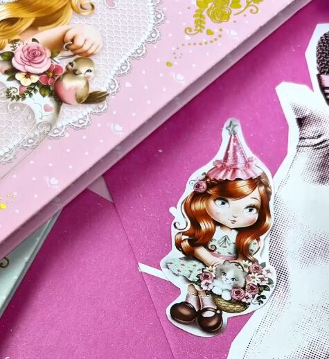 Ilustração de menina com chapéu em fundo rosa