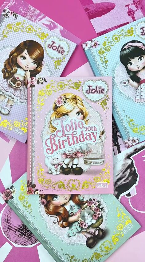 Capa do livro Jolie 20th Birthday sobre fundo rosa