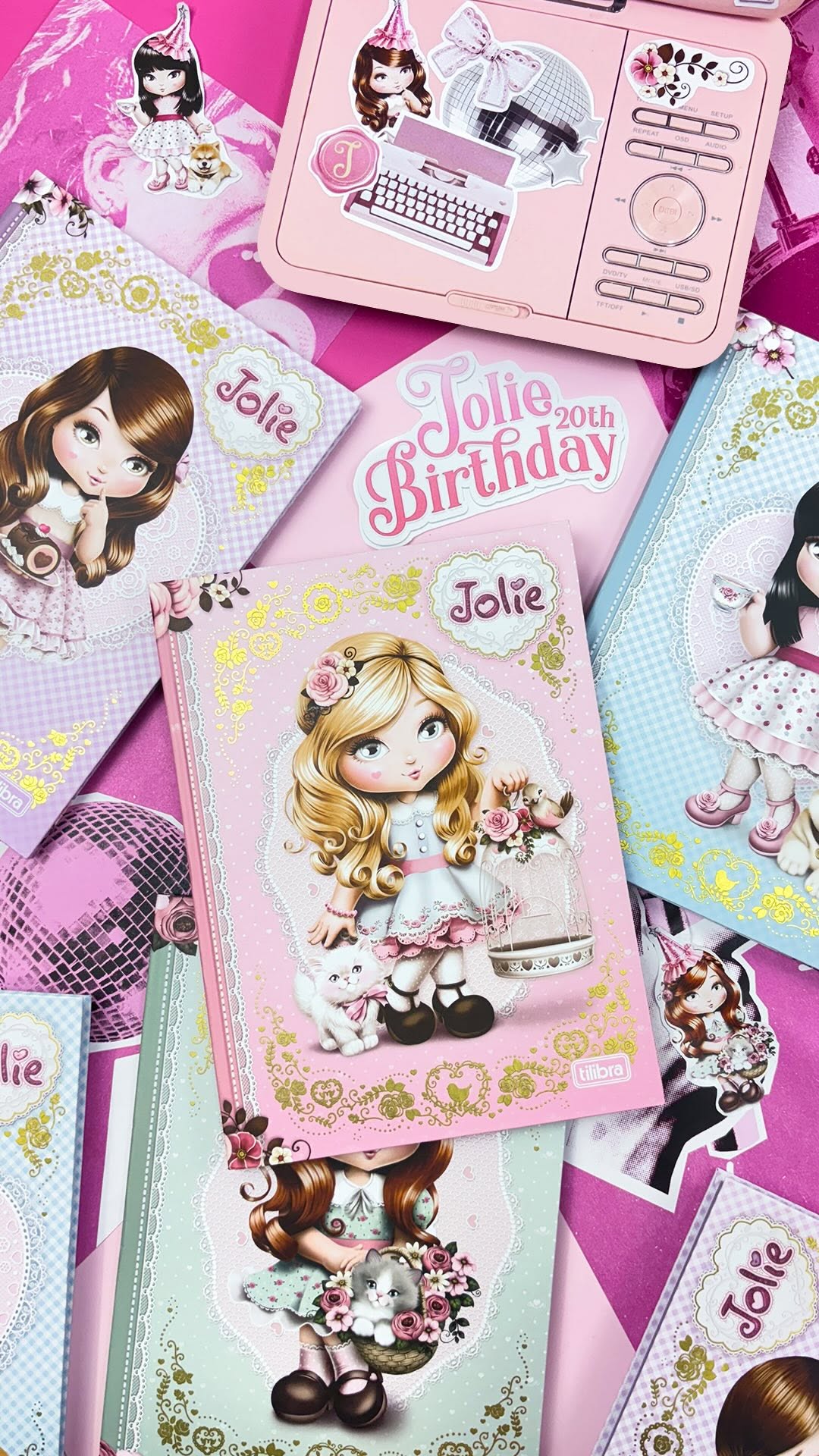 Livros e itens de festa da Jolie de 20 anos