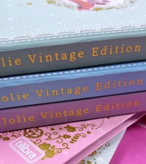 Livros Jolie Vintage Edition empilhados