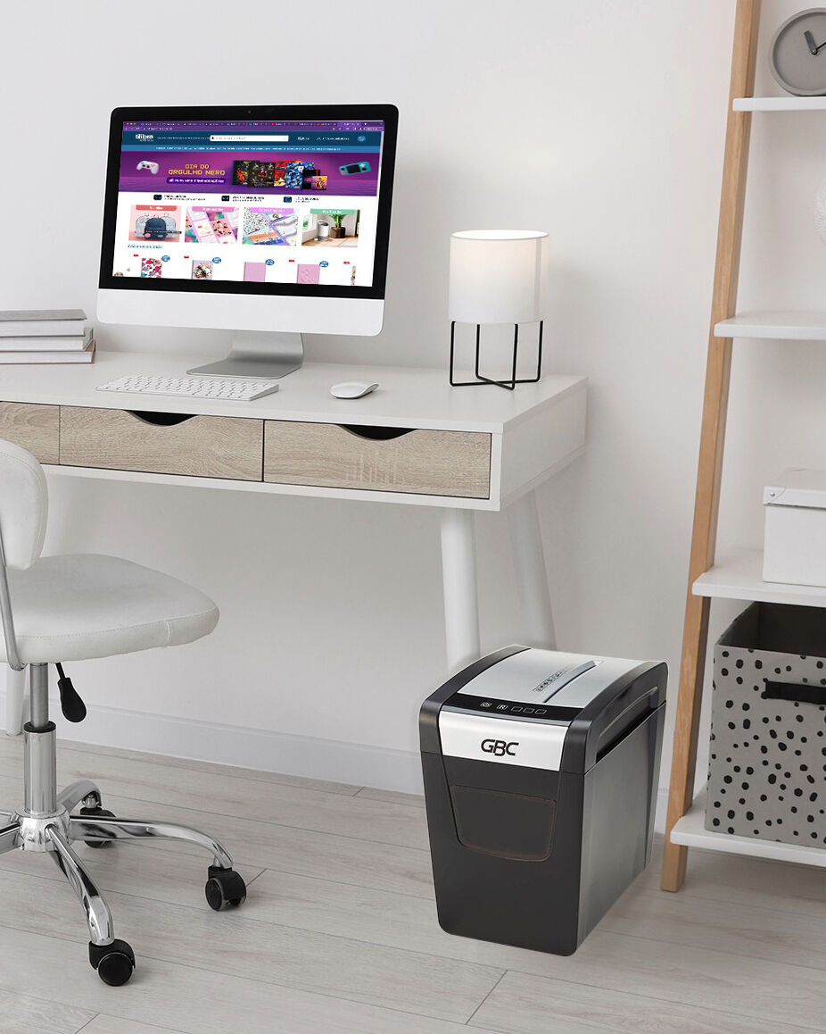 Destruidora de papel ao lado de um computador