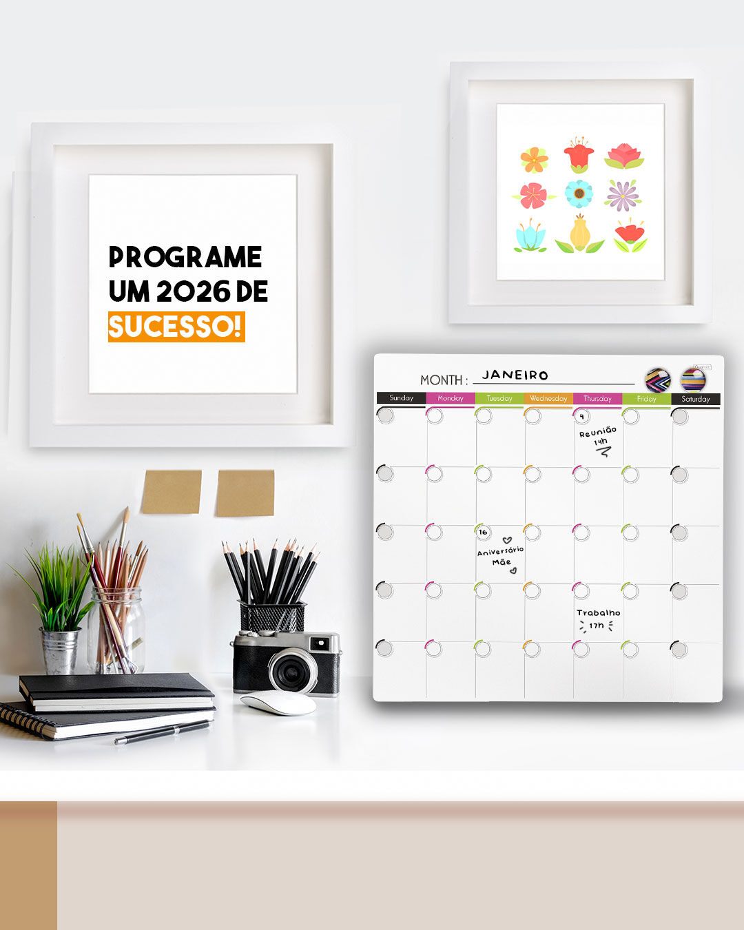 Decoração de escritório com calendário e quadros inspiradores