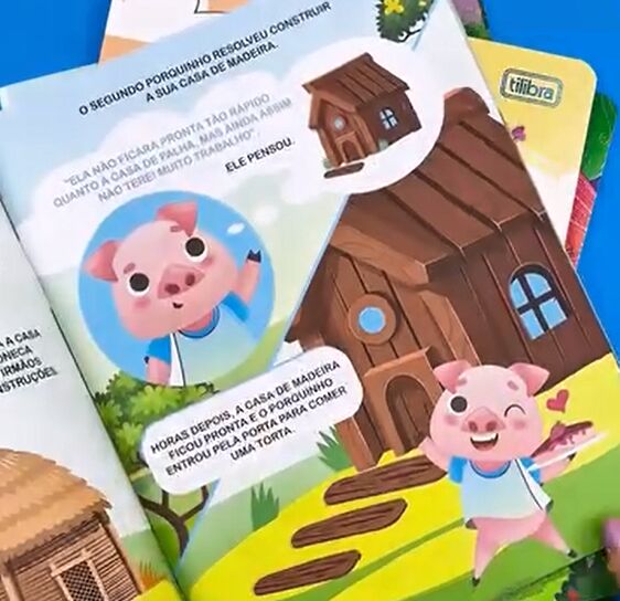 Cena do livro infantil com porquinho e casa de madeira.