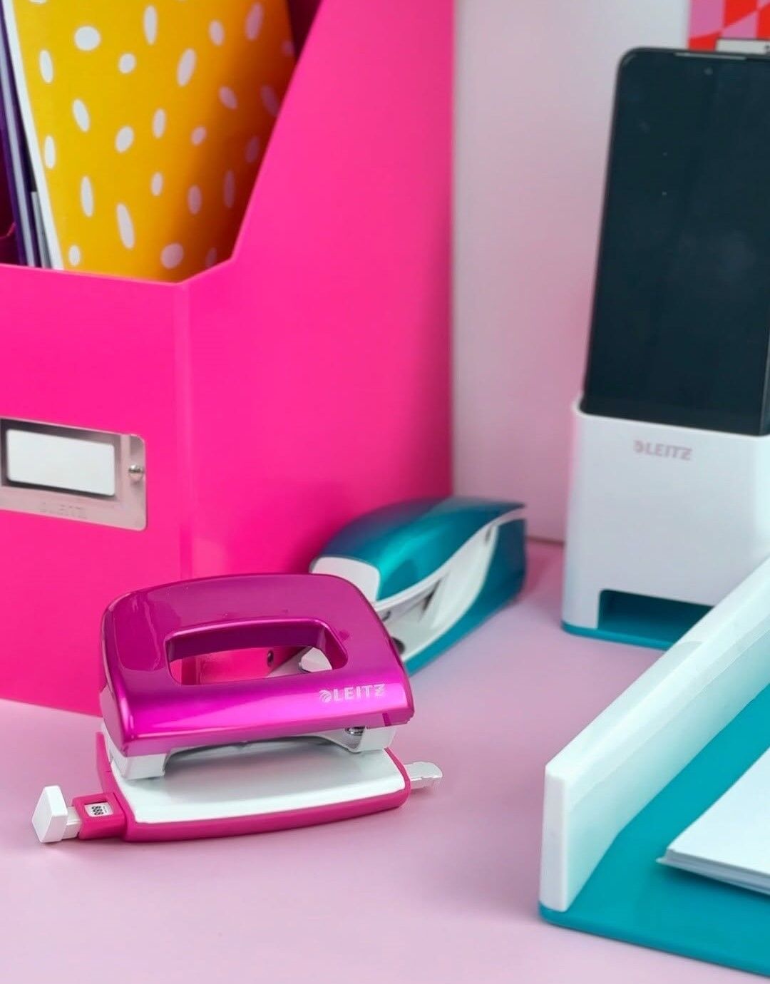 Organização de materiais de escritório coloridos