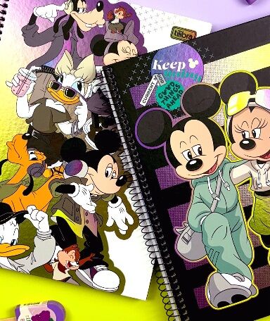 Cadernos de personagens da Disney com Mickey e amigos