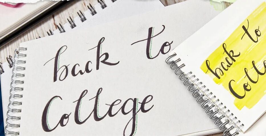 Cadernos com frases sobre voltar às aulas.