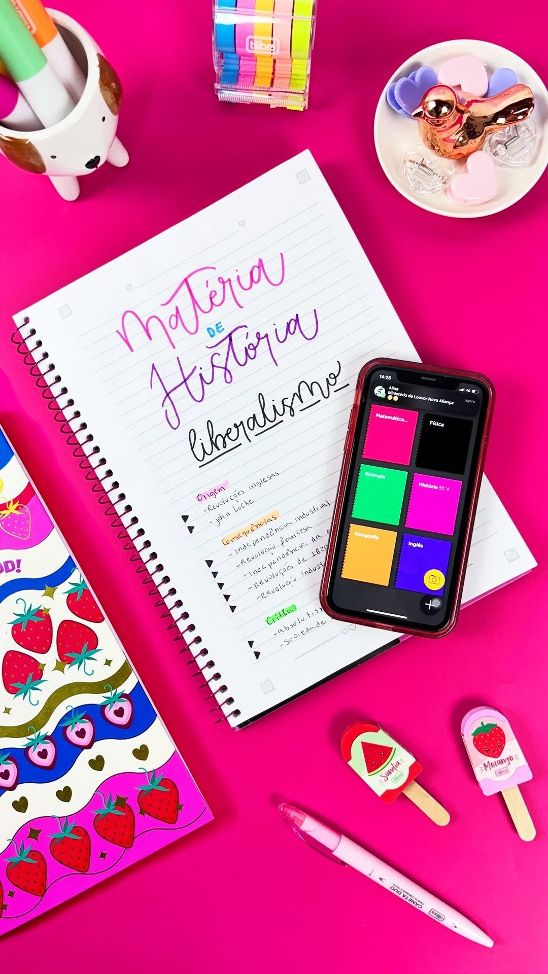 Caderno de história com anotações sobre liberalismo.