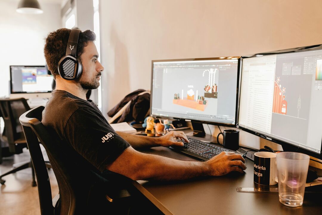 Homem trabalhando em computador com design gráfico