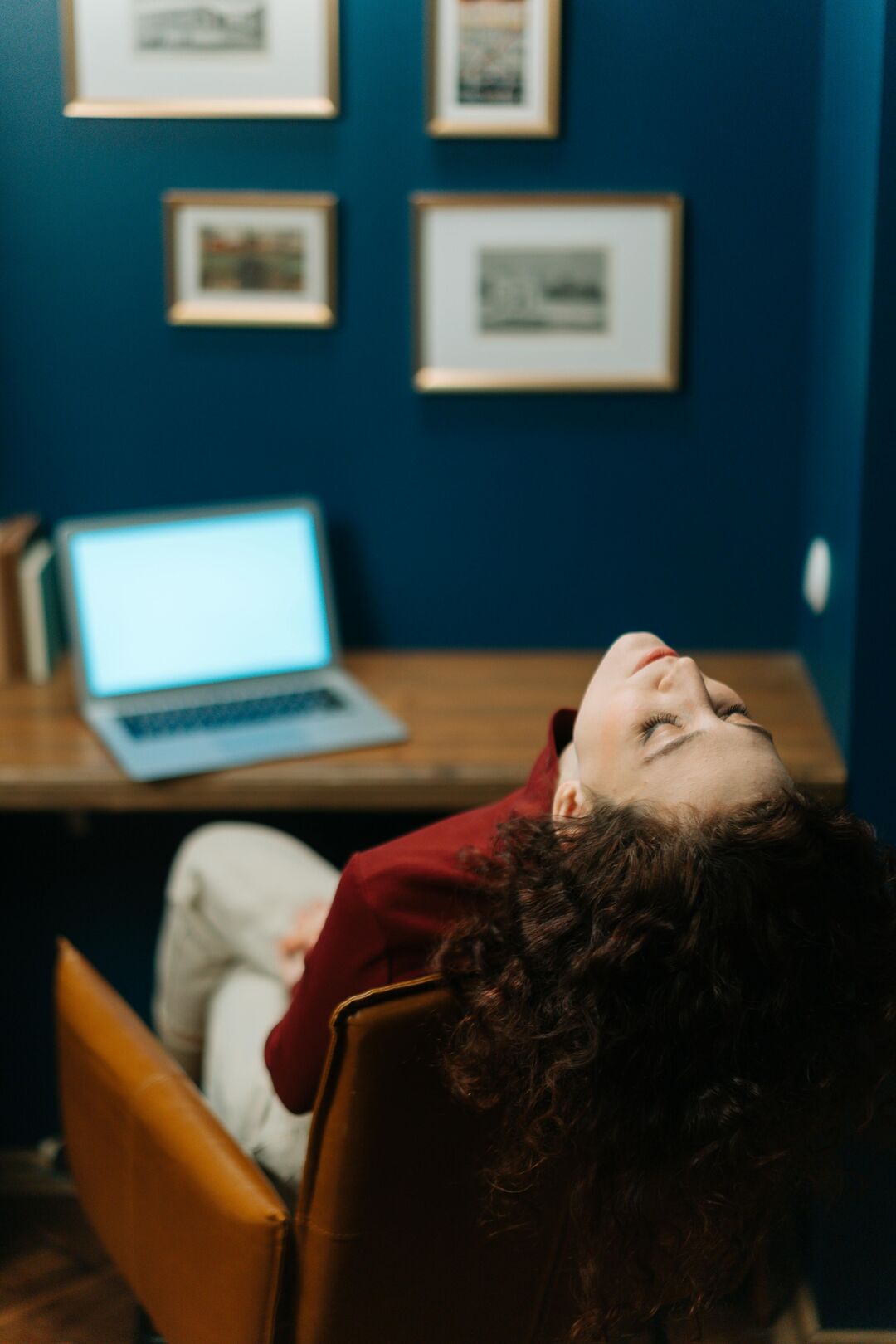 Mulher relaxando em frente ao computador