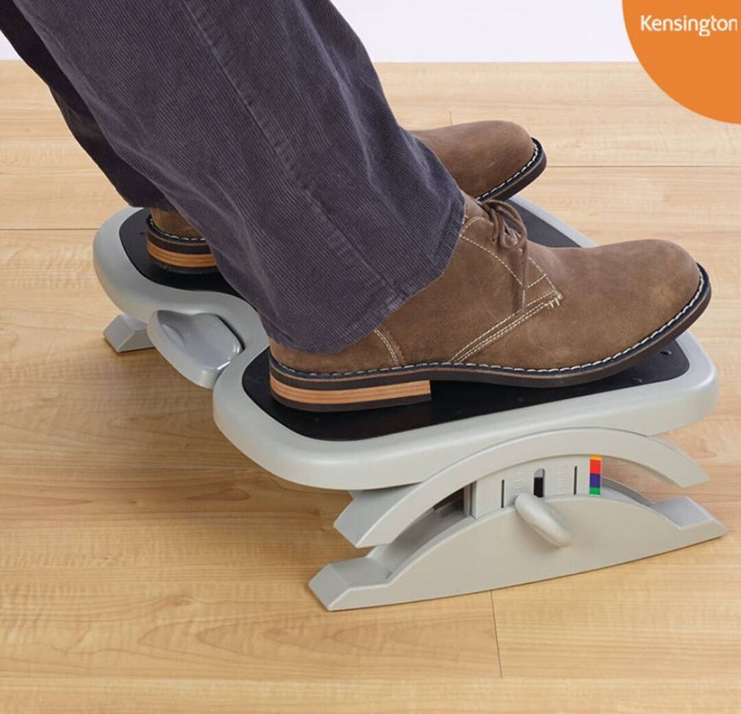 Pés apoiados em um pedestal ajustável para conforto