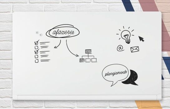 Quadro branco com anotações sobre planejamento e afazeres.