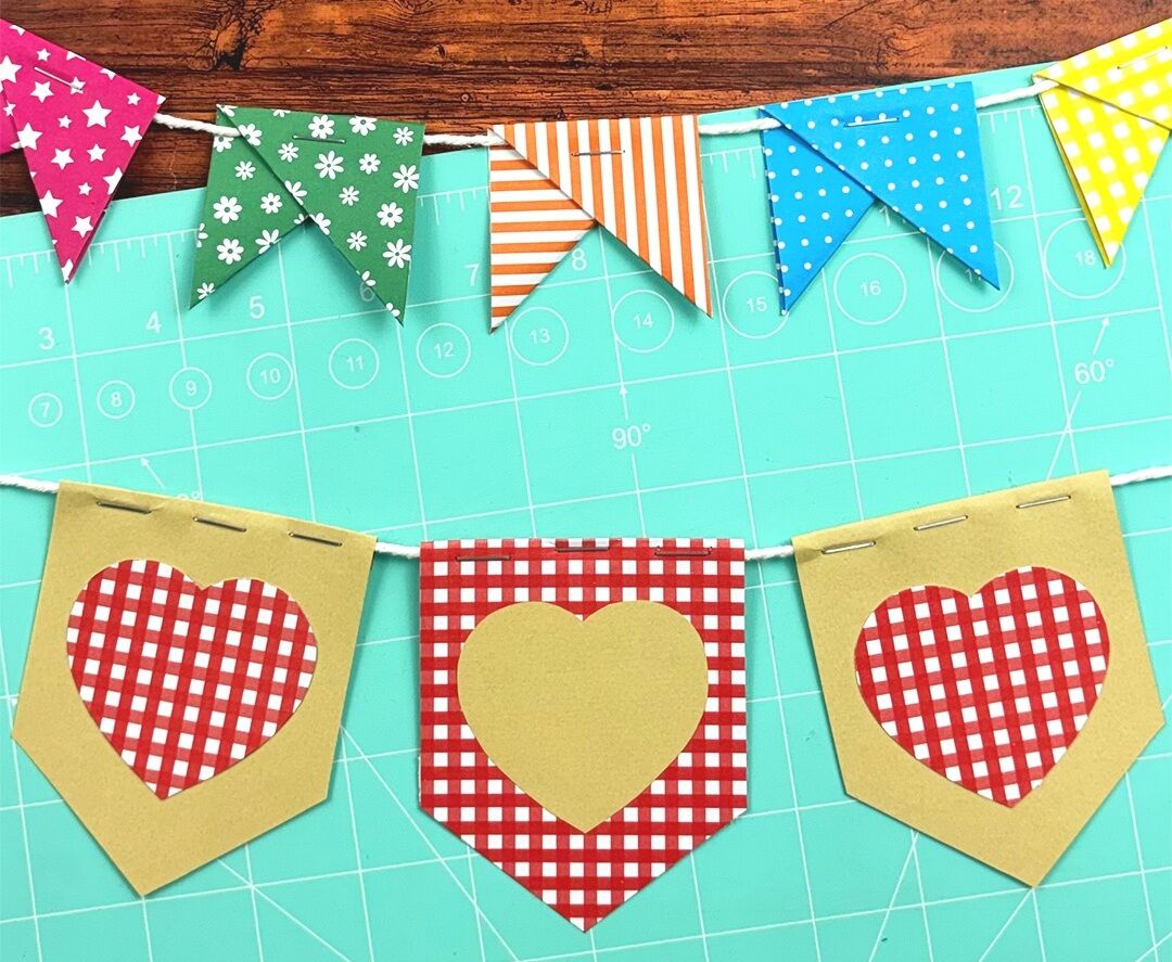 Bandeirinhas coloridas de papel decorativas com corações.