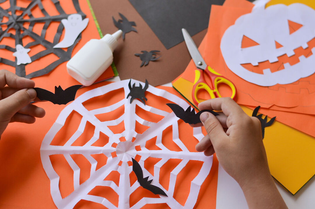 Atividade de artesanato de Halloween com teia e morcegos