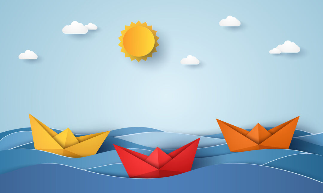 Barcos de papel coloridos em um mar calmo
