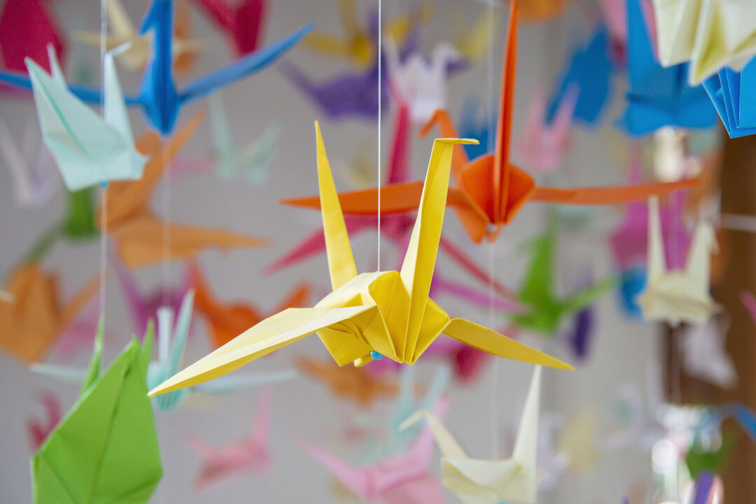 Móbile colorido de origami em formato de grua